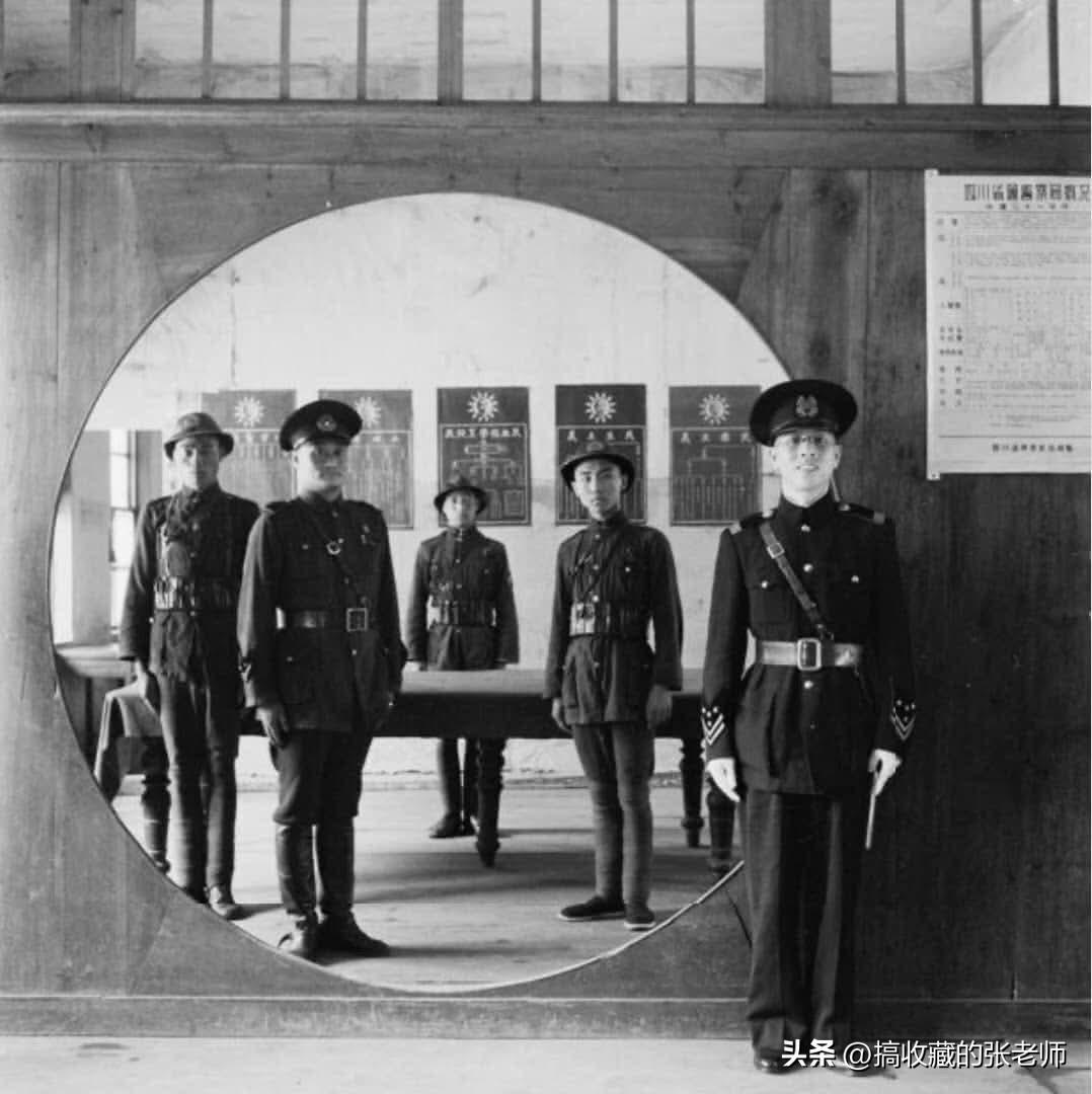 抗战老照片实拍：1944年成都警察局的警察们长这样
 
这张老照片是1944年拍