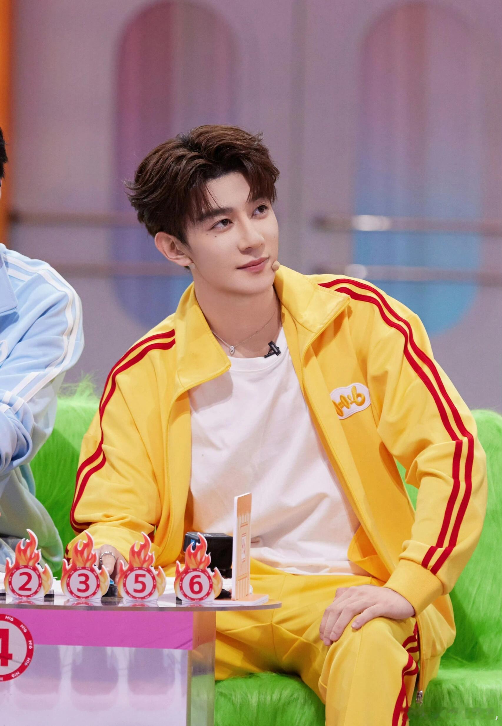 #夏之光[超话]# 光光在hi6的造型也太帅了，黄色好适合他，梦回奶黄包了[泪]