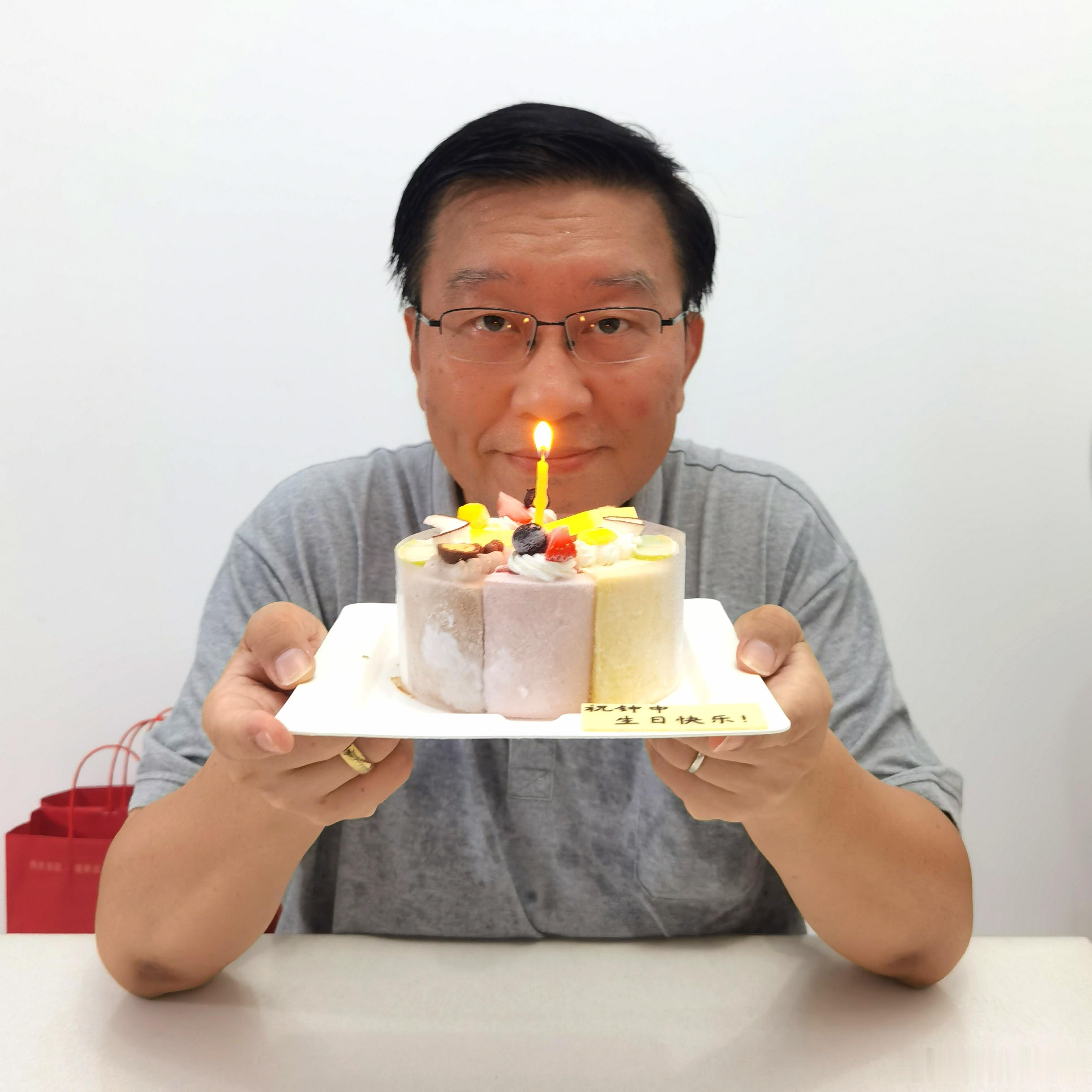 全家人要整整齐齐，母亲在数千里外视频参加，一起分享我的54岁生日蛋糕 深圳