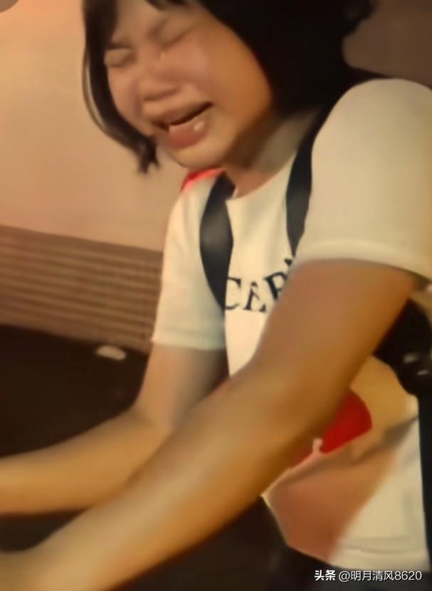 女孩找工作被骗，路人暖心相救！

在广东东莞，一个女孩走到一个超市里崩溃大哭，直