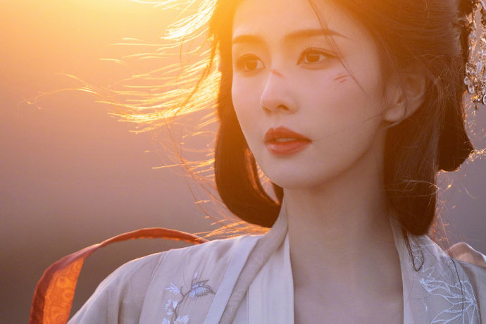 我天好惊艳啊#白鹿#太美了 演员拍写真集真的不一样，每一个眼神动作里的剧情感好强