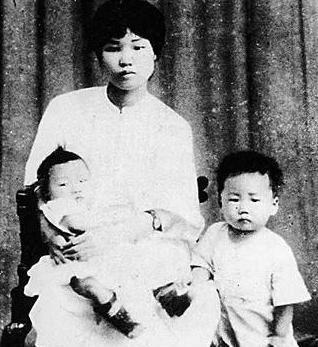 1930年11月，杨开慧出殡当天，突然，三岁的儿子毛岸龙拼命往棺木上爬，哭喊着：