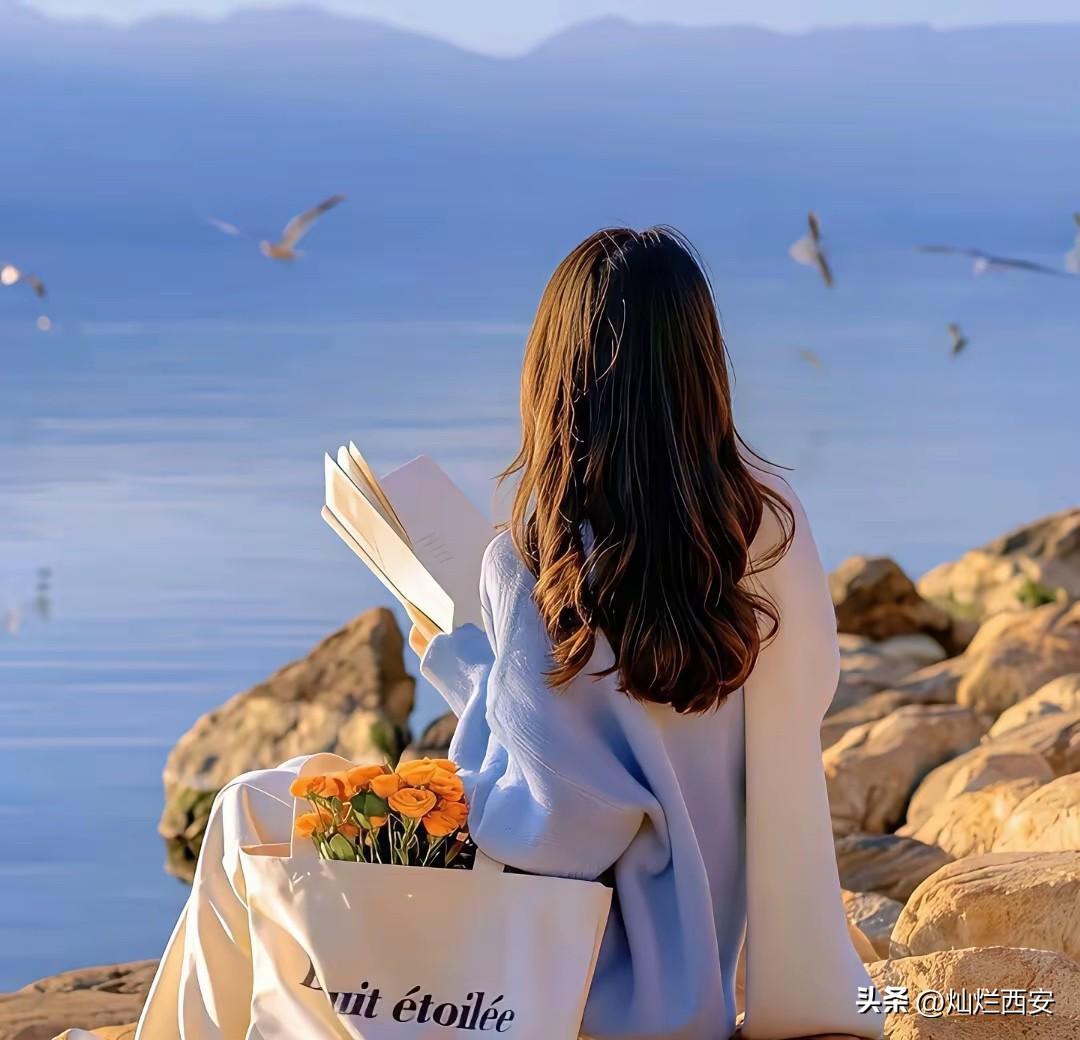 一语惊醒恋爱人，
笑晕了。

一个女孩对奶奶说：
我谈了一个对象，
想和我结婚，