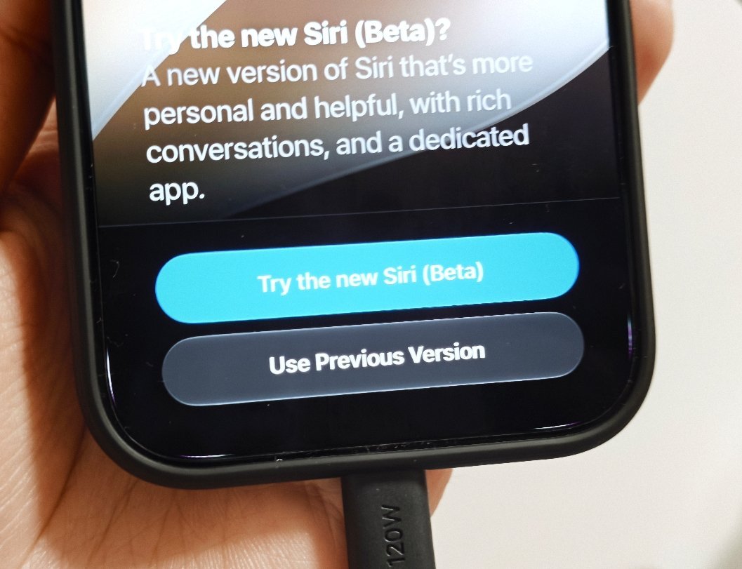 看前面截屏可能看不出来 Siri这个抽屉底部圆角跟iPhone是完全对不上的 漏