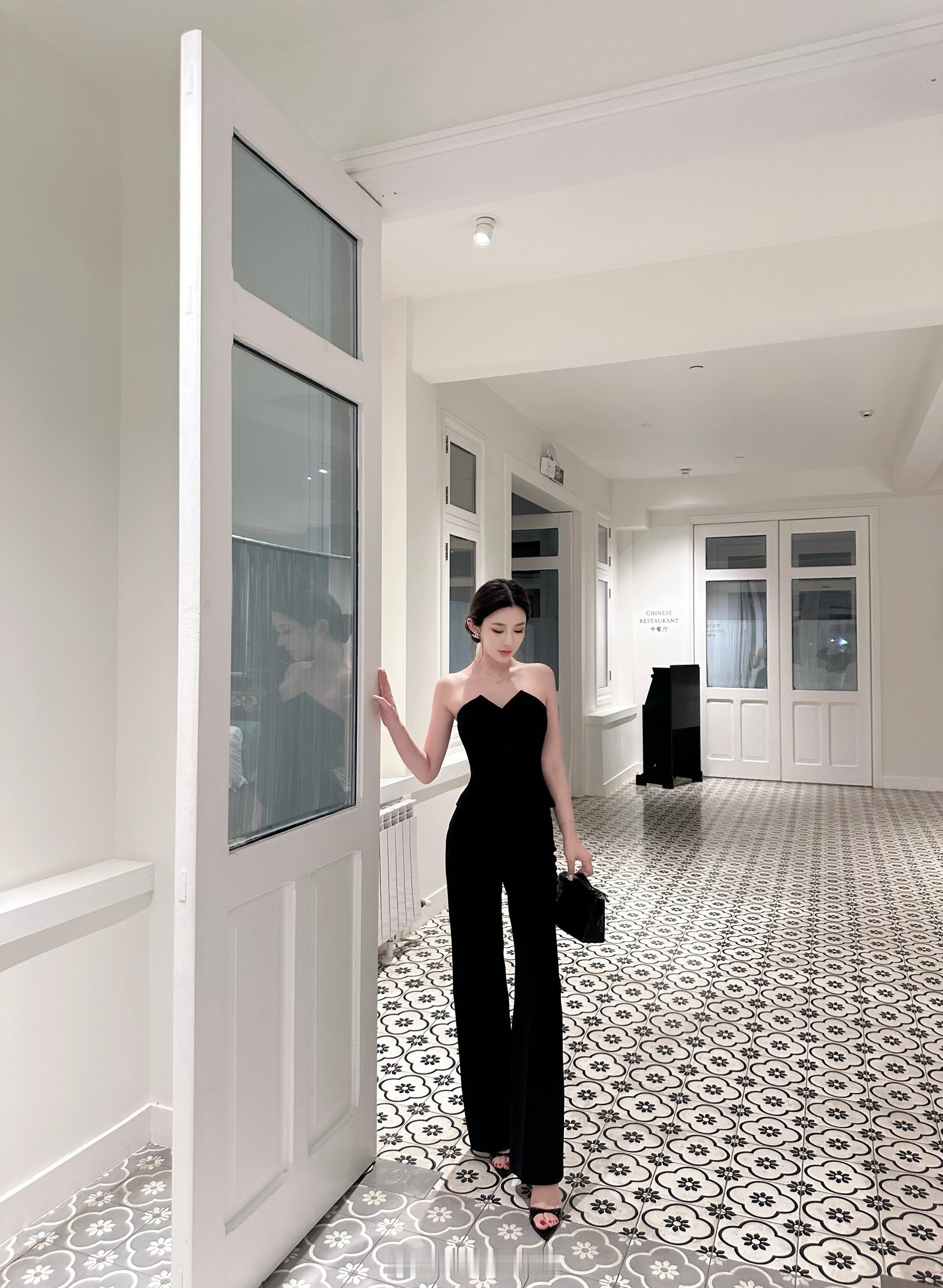 黑色🖤yyds 搭配裤子干练 ，搭配半裙又非常女人味 仙女们可以自行配外套和罩