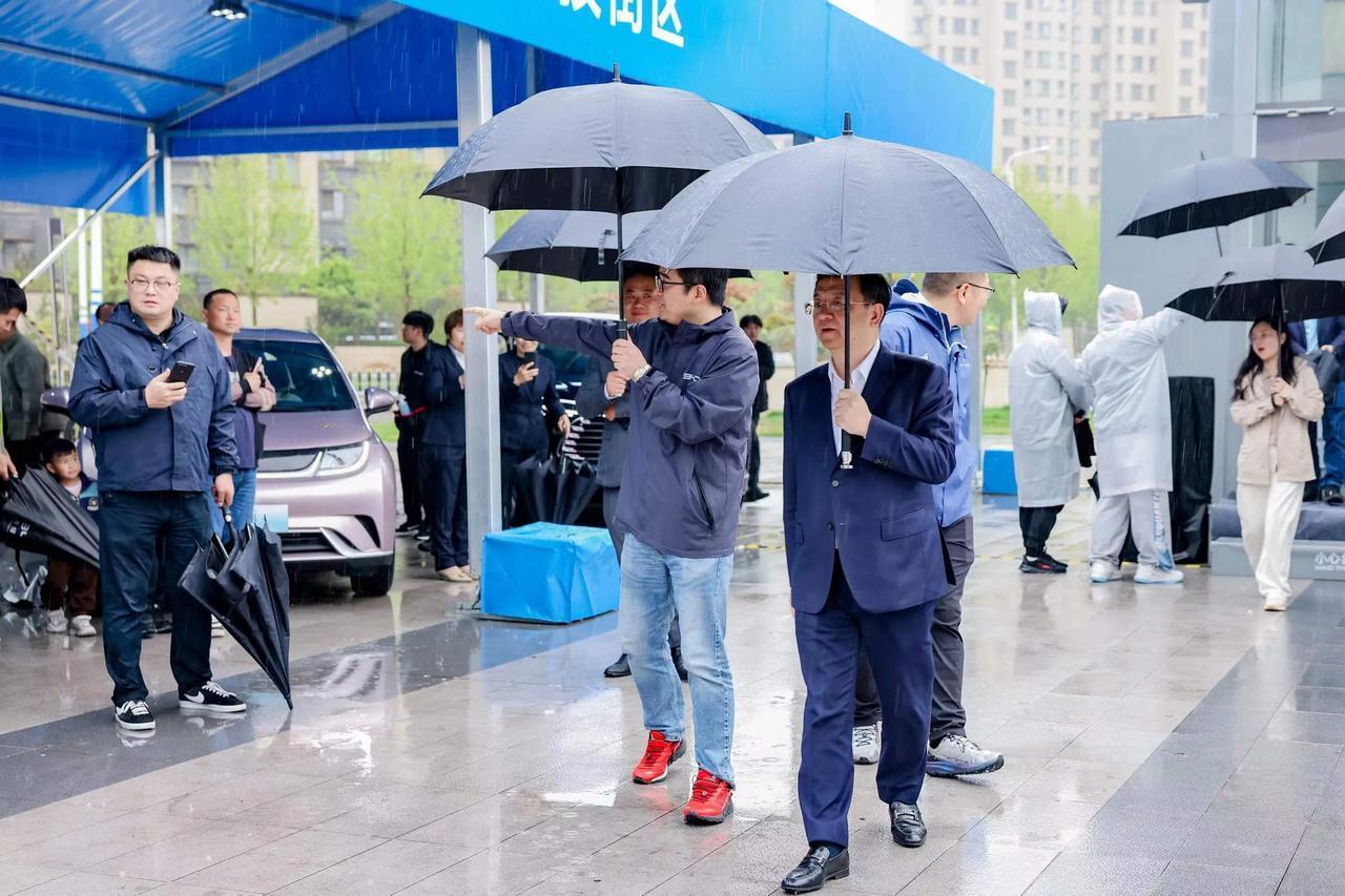 比亚迪总裁王传福周末冒雨走访山东县乡市场

在新能源汽车市场如火如荼的今天，比亚