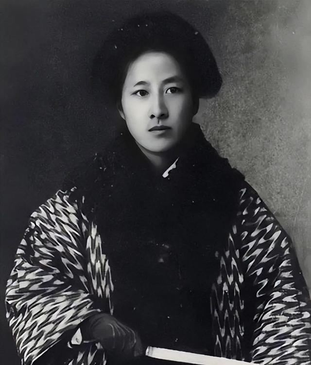 1907年，秋瑾就义前，负责提审的山阴县令李钟岳对她说：“我官职低微，很惭愧没有