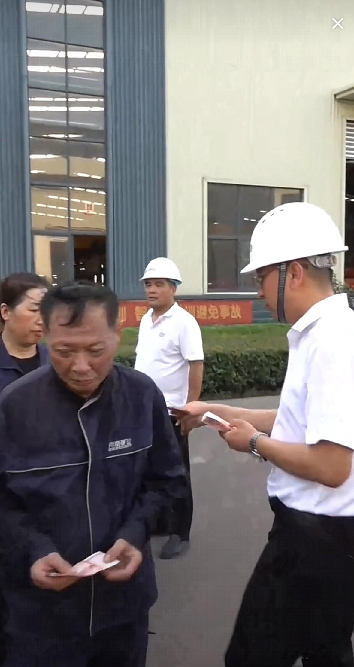 这才是发高温补贴应该有的样子，河南矿山集团每人500元发到手上，这次虽然不是崔老