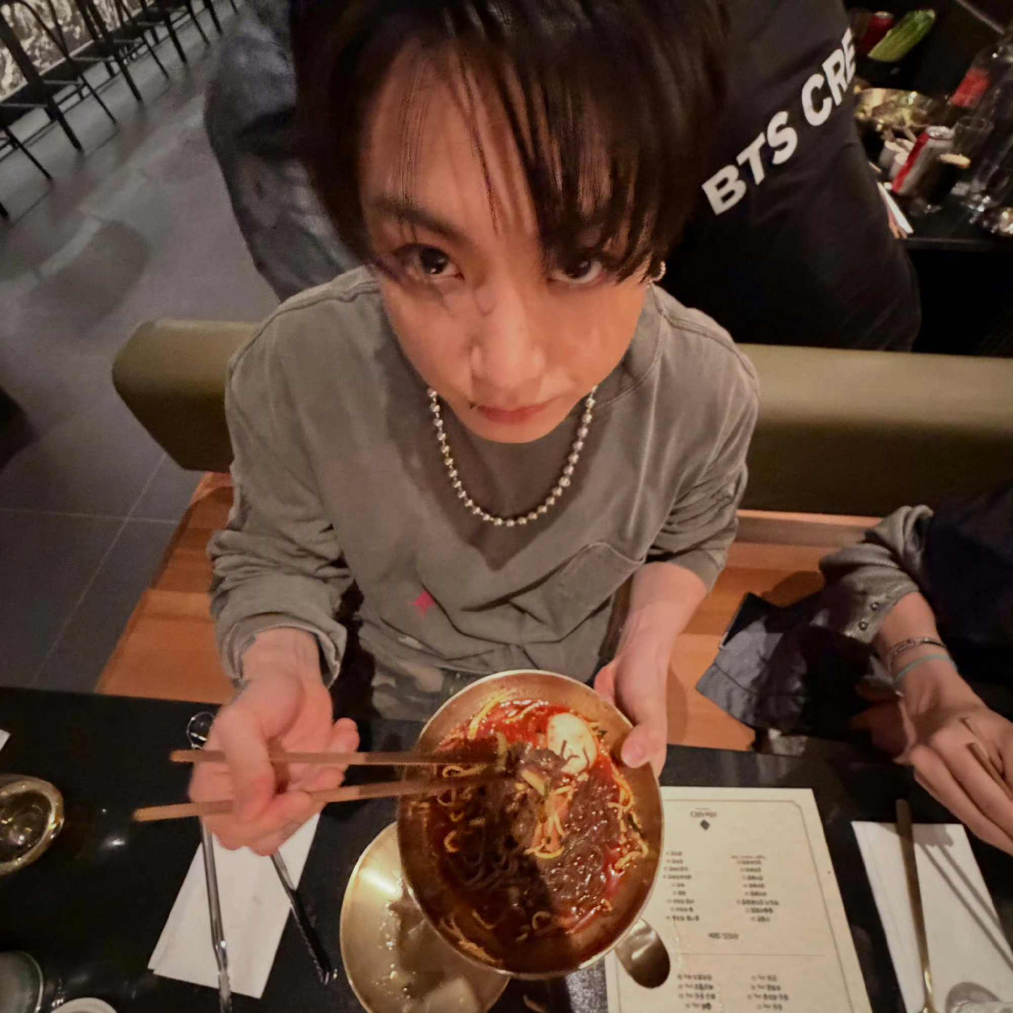 第一张：妈咪 我开动啦第二张：看什么看 没看过人吃饭啊 ​​​