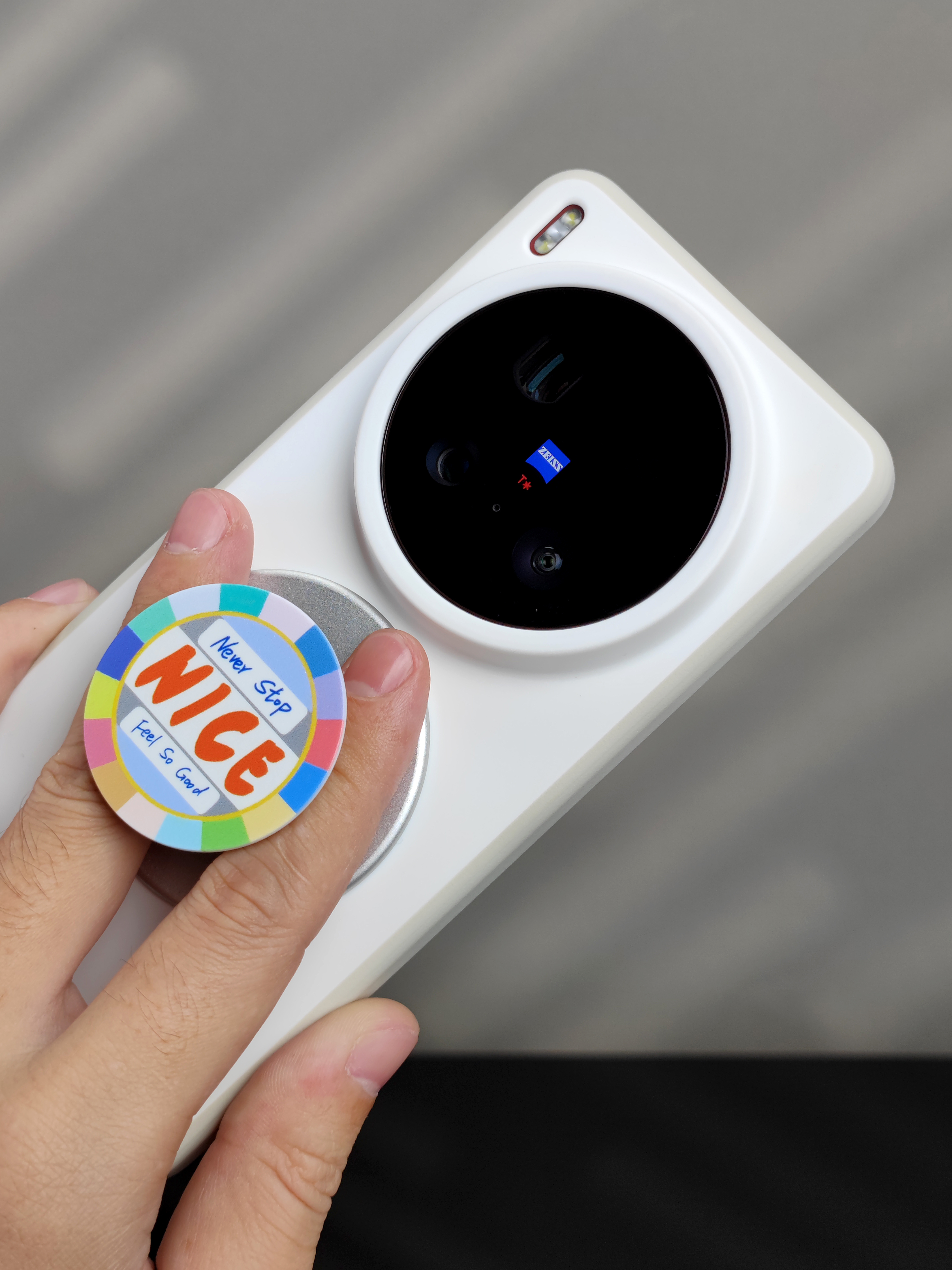 给小拇指减负的好搭档，轻薄强磁力的旗舰款磁吸气囊 