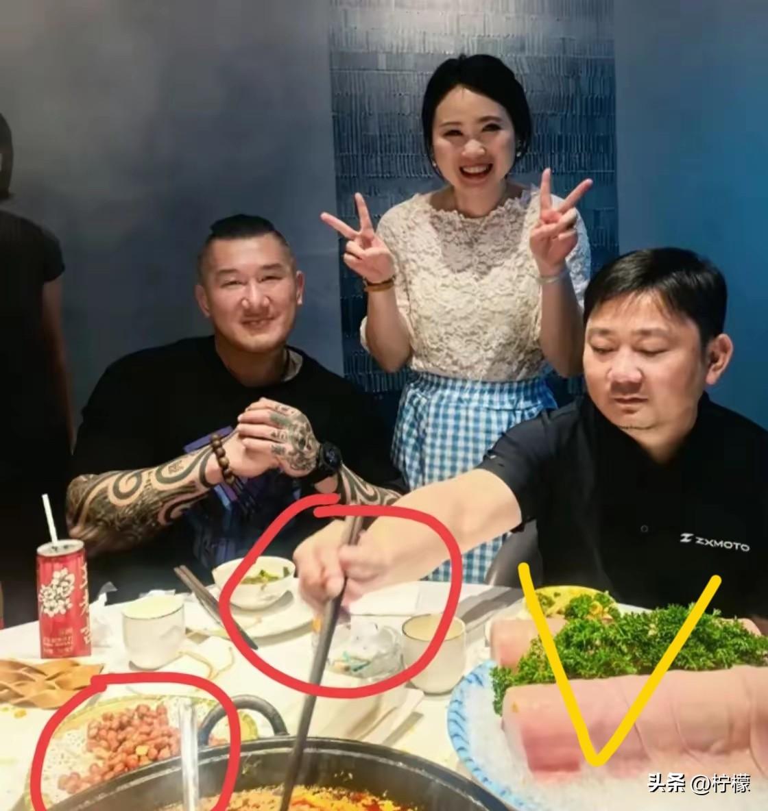 看完张雪请馆长吃饭，我总算明白哪里透着不一般了。原来张雪这人，还真跟旁人不一样。