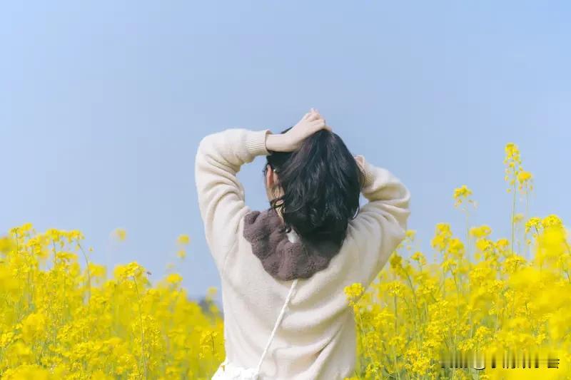 我脑海里立马浮现出“春风又绿江南岸，明月何时照我还”这句诗。这是宋代王安石《泊船