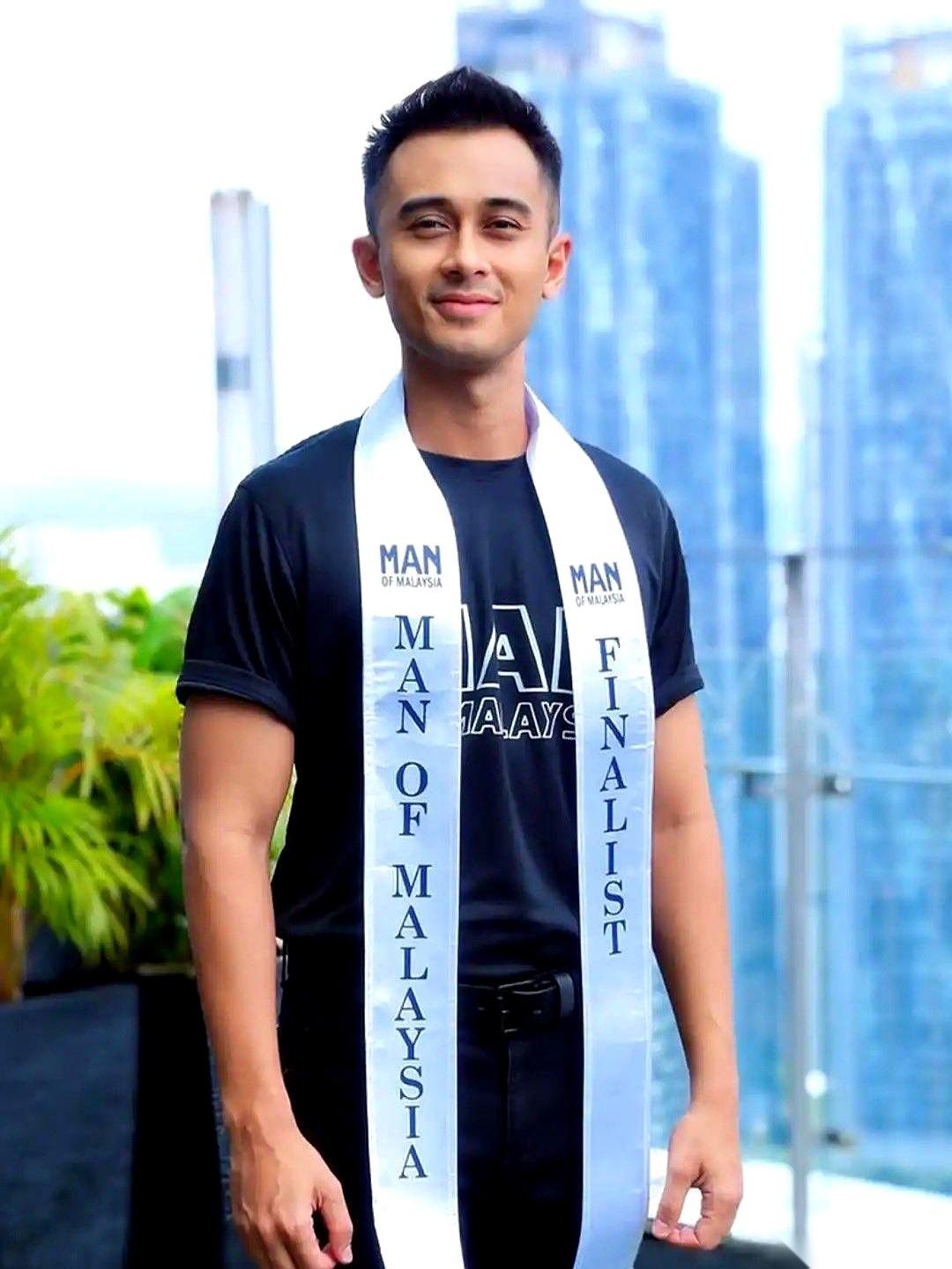 亚航重庆航班上那个戴着“马来西亚先生”绶带的空少，有后续了。
当时不是说他因为“