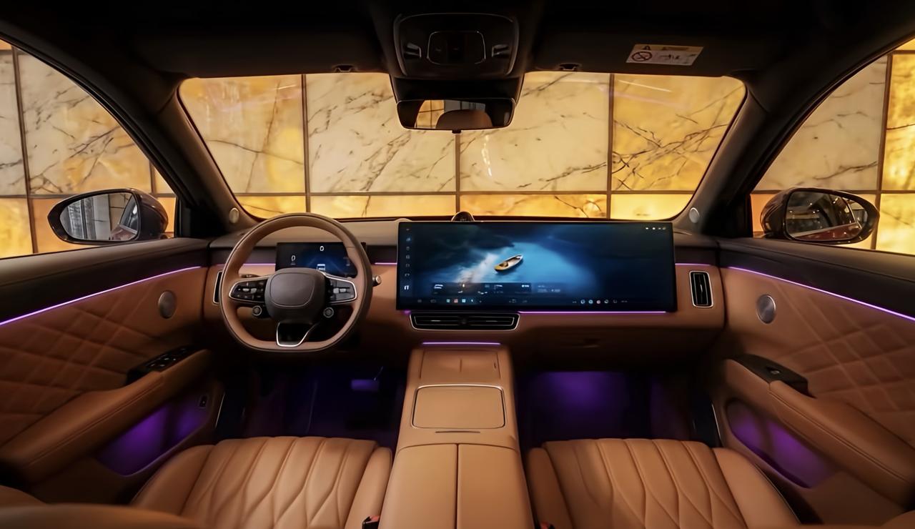 星途EX7棕色内饰质感如何？10.25英寸仪表+30英寸一体寰宇6K中控大屏，标