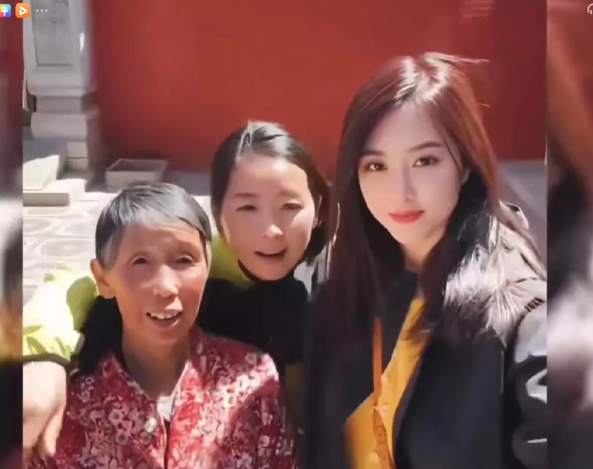 “三妮”长的这么漂亮，看看她的亲妈的模样，感觉遗传基因就是带有明显的“偶然性”…
