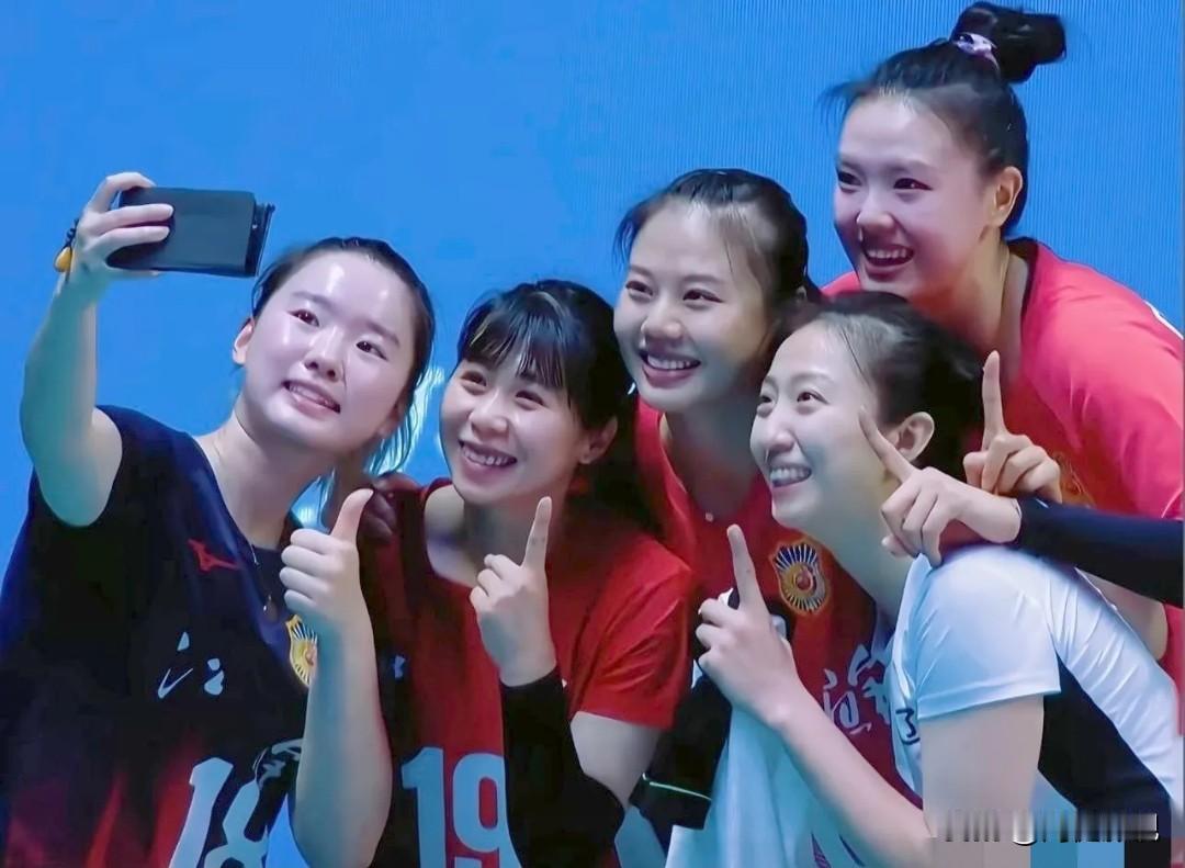 仔细看，5位体坛美女个个神采奕奕！青春飞扬！张常宁、龚翔宇、丁霞三位女排名将，气