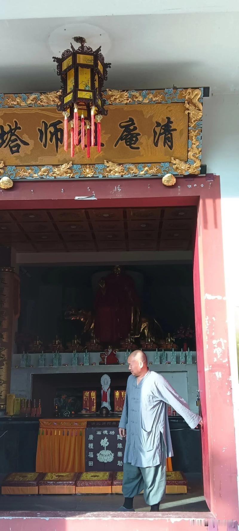 寺里的方丈一直有桩心事难解：别的小和尚下山借火种，来回总要耗上两个时辰，唯独那个