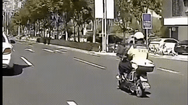 大家认为这个白车是故意的吗？
看起来有别车的嫌疑，毕竟超车空间不是那么充裕，明知