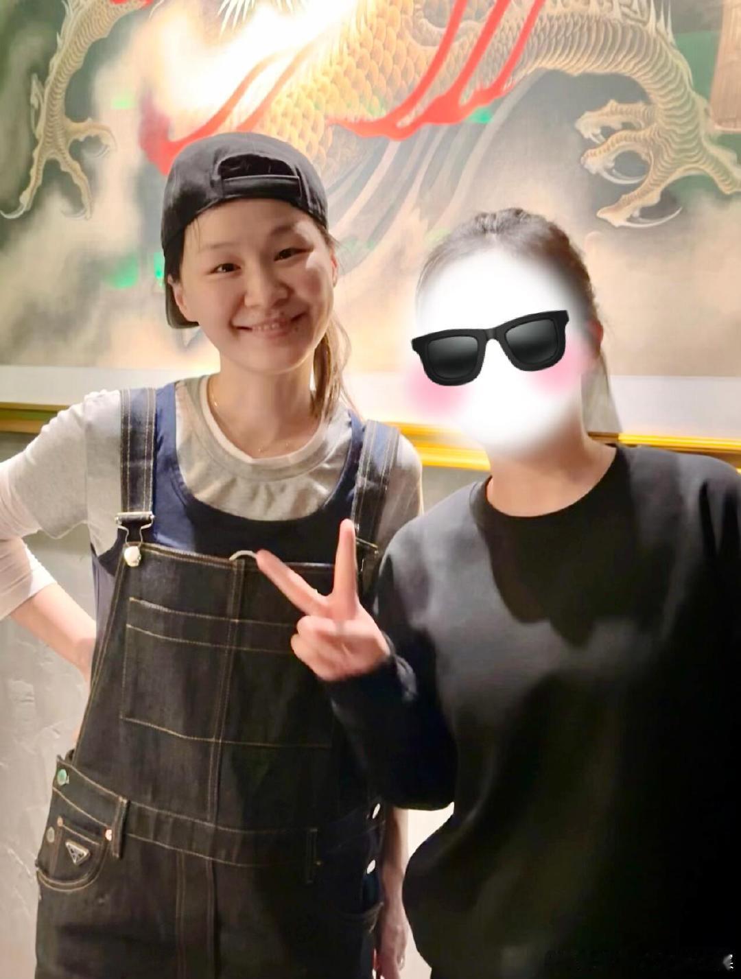 吃饭偶遇金靖网友吃饭偶遇金靖 网友吃饭偶遇金靖，笑起来感染力超强，完全没有明星的