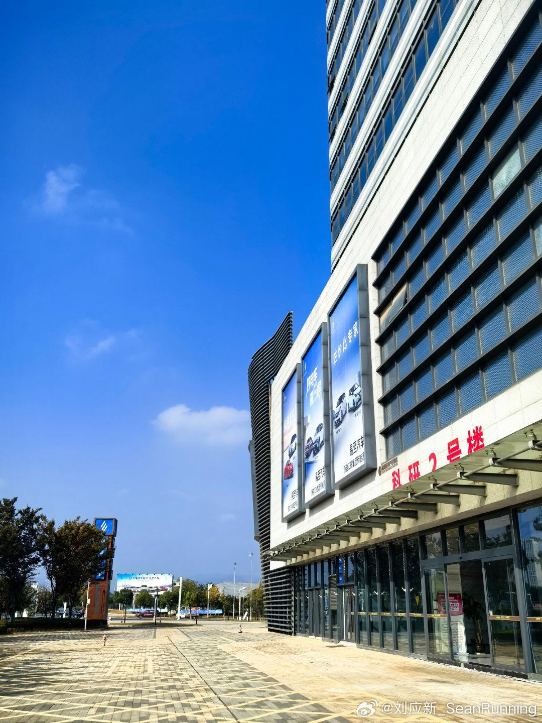 天气甚好，早班机一点也不耽误事。路过你的城市，看看老朋友，叙叙旧。  ​​​