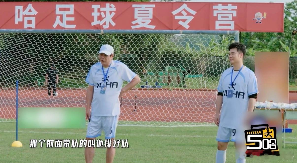 鹿晗蓝白球服学长造型 绿茵球场遇见鹿晗！蓝白球服干净利落，少年气息扑面而来，和同