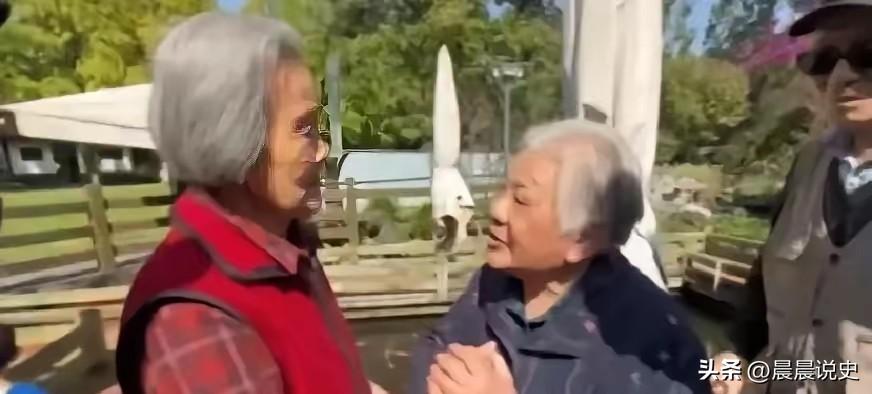 四川 95 岁老人出门散步，遇到 1 位 96 岁老人。唠嗑时，竟是发现俩人都是