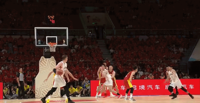 终于吹了一次日本的进攻推人犯规中国男篮vs日本男篮