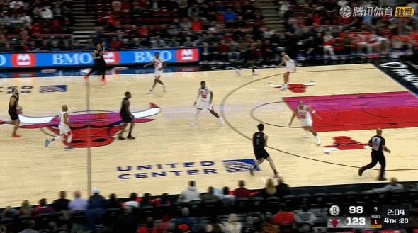 小崔NBA生涯第一个运动战进球，不容易啊。小崔这一球节奏变得很巧妙，霍顿塔克一下