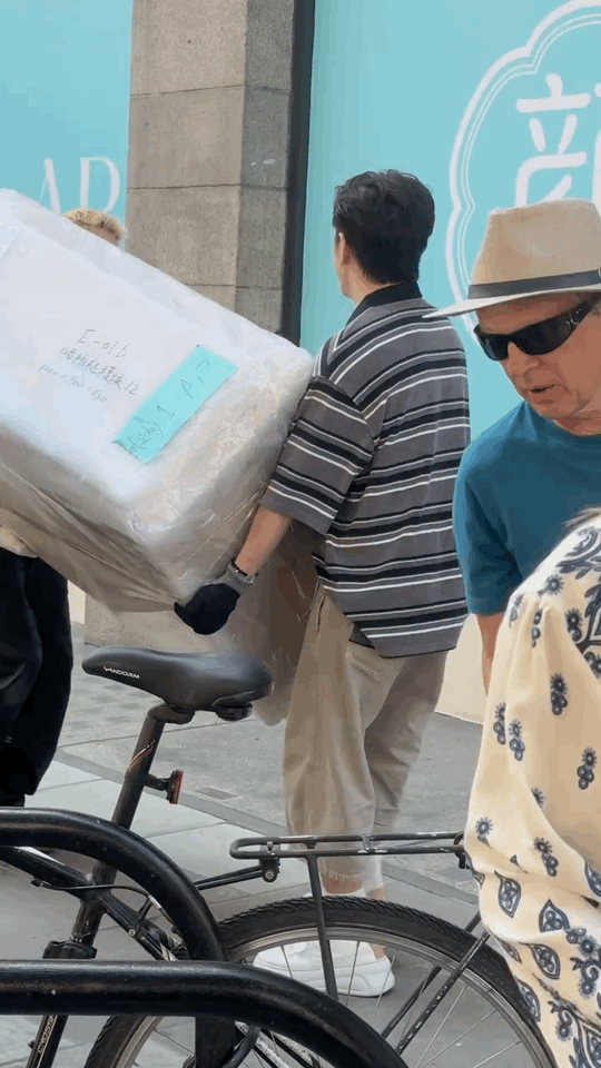 hhhhhhh我要举报李佳琦不穿工服！留给李佳琦的职业不多了