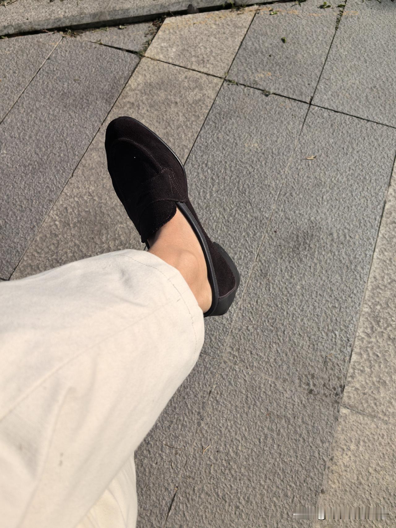 前几天国内一个做成品手工皮鞋的品牌的老板发信息给我，问我可不可以帮他们拍一个皮鞋