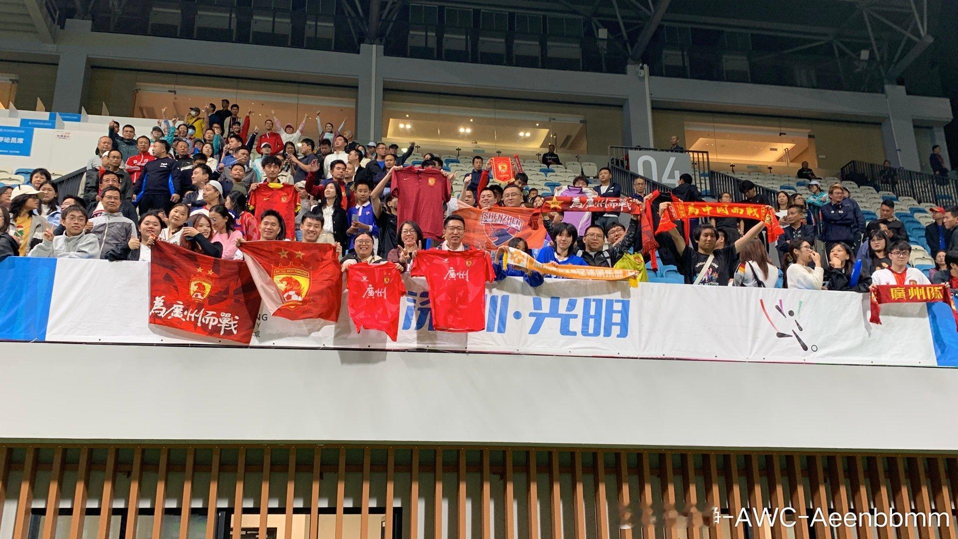 今晚全运会U20男足决赛（广东VS湖北）的看台上，广州球迷举着“为广州而战”的标