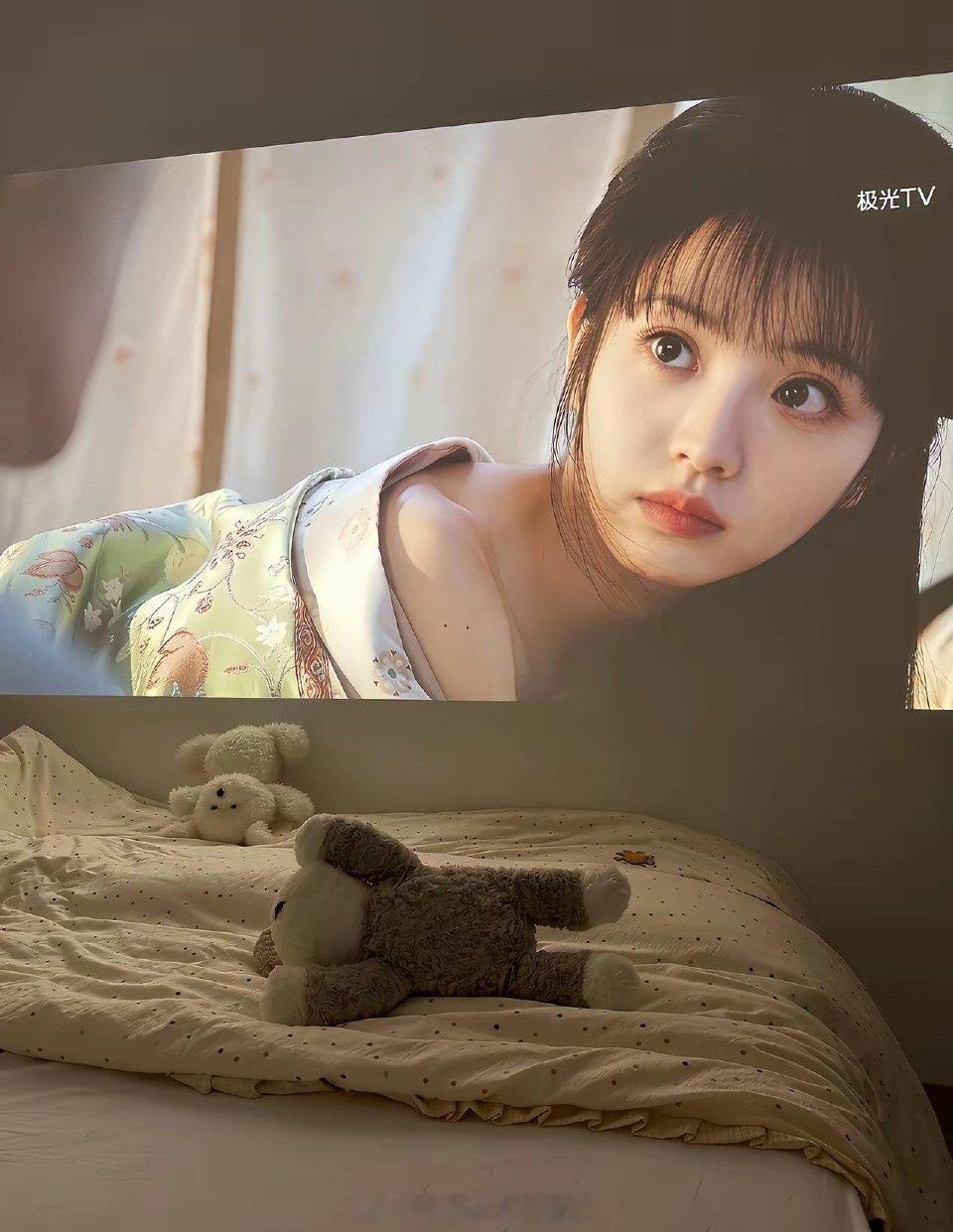 追剧还是用投影仪来，才真的看出效果，这田曦薇美的挪不开眼了。