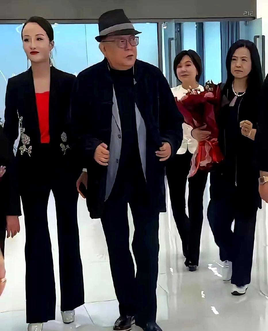 79岁的王刚带着小他20岁的妻子郑艳东再次露面了。
在这个年纪，20岁的岁数差通