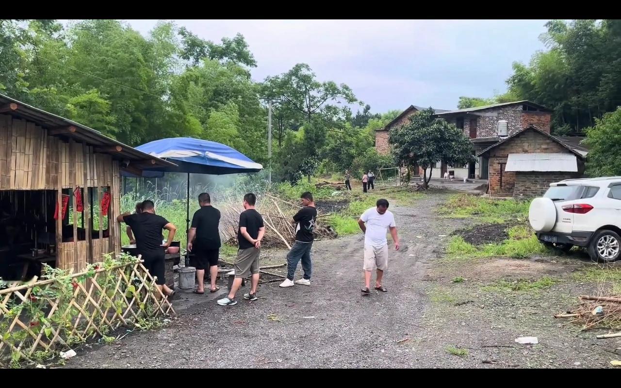 啤酒婶家可真热闹，大铁锅里正炖着大鹅呢，阿李晏邀请周边的邻居到阿啤小屋来品尝品尝