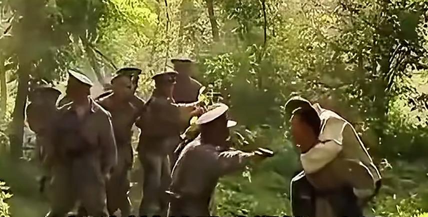 蒋介石最狼狈时刻，被部下背着逃。
 
蒋介石的狼狈，不是成都飞台湾，也不是下野避