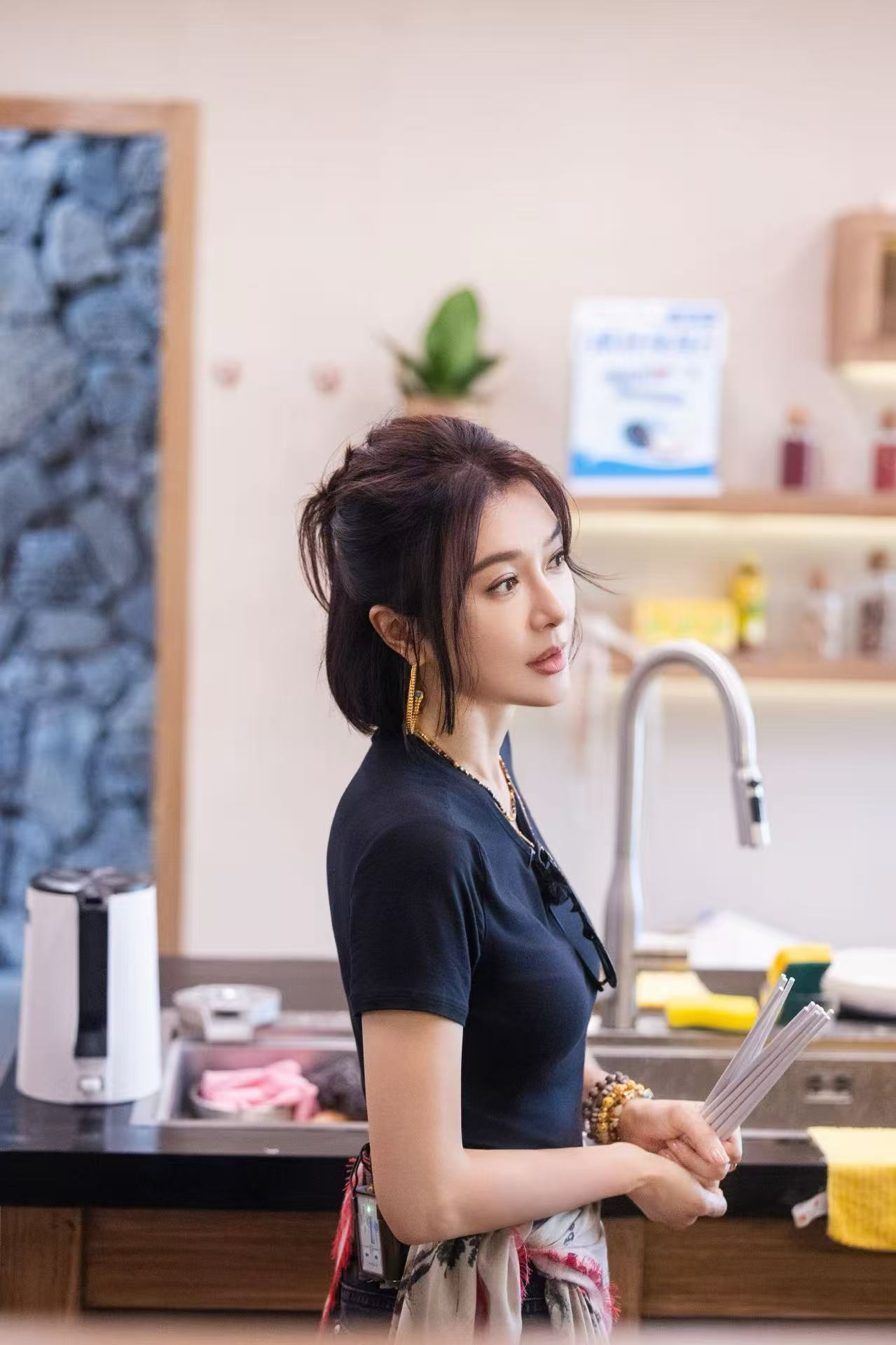 秦岚工作室回应和金子涵关系秦岚方称不认识金子涵  9日凌晨，金子涵称自己头和脸被