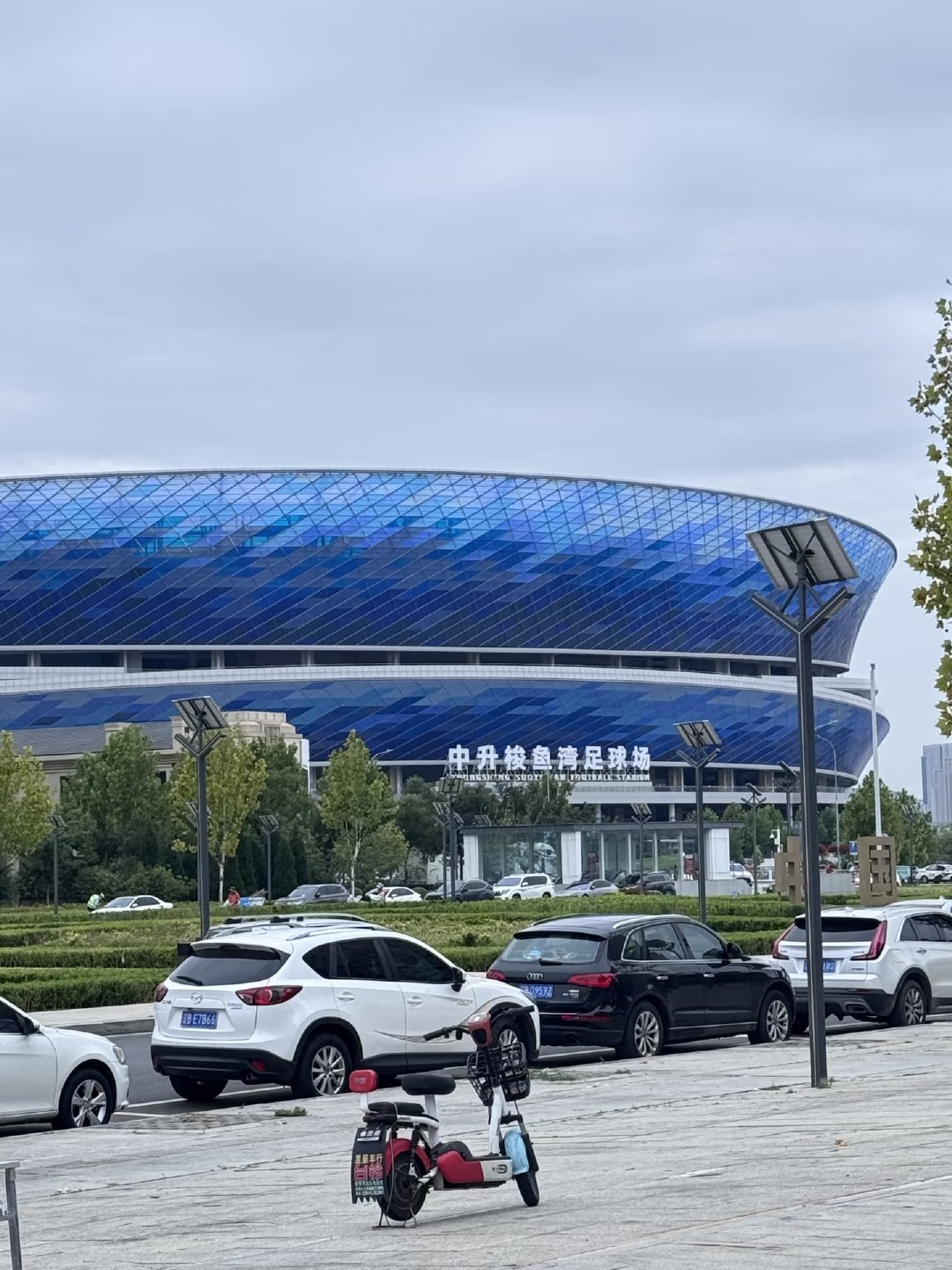 早上好多球迷提前把车停好，打车或者坐地铁去上班，大连球迷绝对是全国第一档的存在，