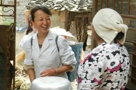 什么？辞掉高薪工作去乡村当医生，还主动选择和丈夫异地？这位医生怕不是疯了吧？🤔