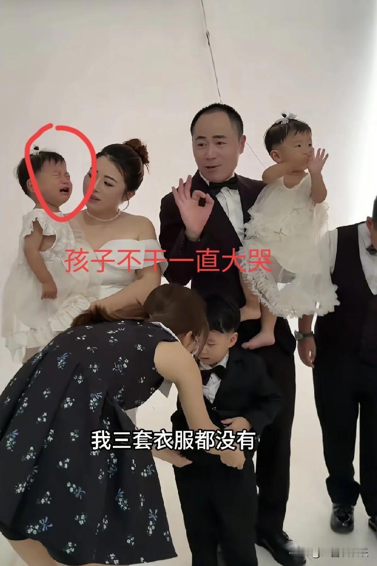 太看不惯这网红一家了
为了赚广告费总把孩子搞哭
两口子啥也不干整天举着手机拍孩子