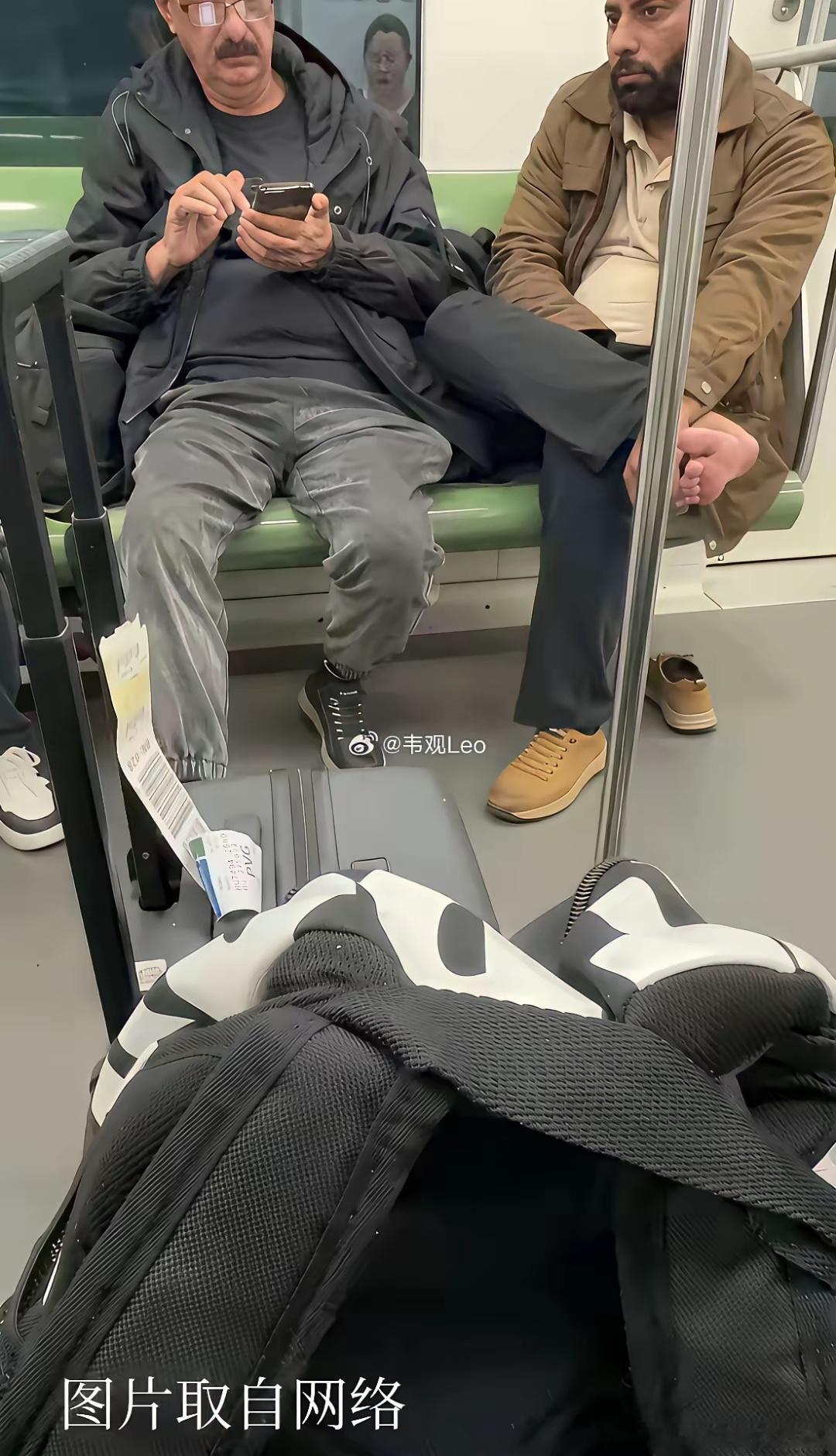 上海的地铁上，这种场景是越来越常见了！各位，作何感想啊？印度人最大的特点就是极致