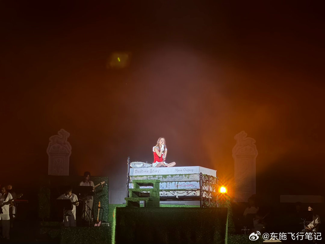 欧阳娜娜把床搬到了舞台上欧阳娜娜把床搬到了演唱会现场谁能想到演唱会还能这么玩，欧