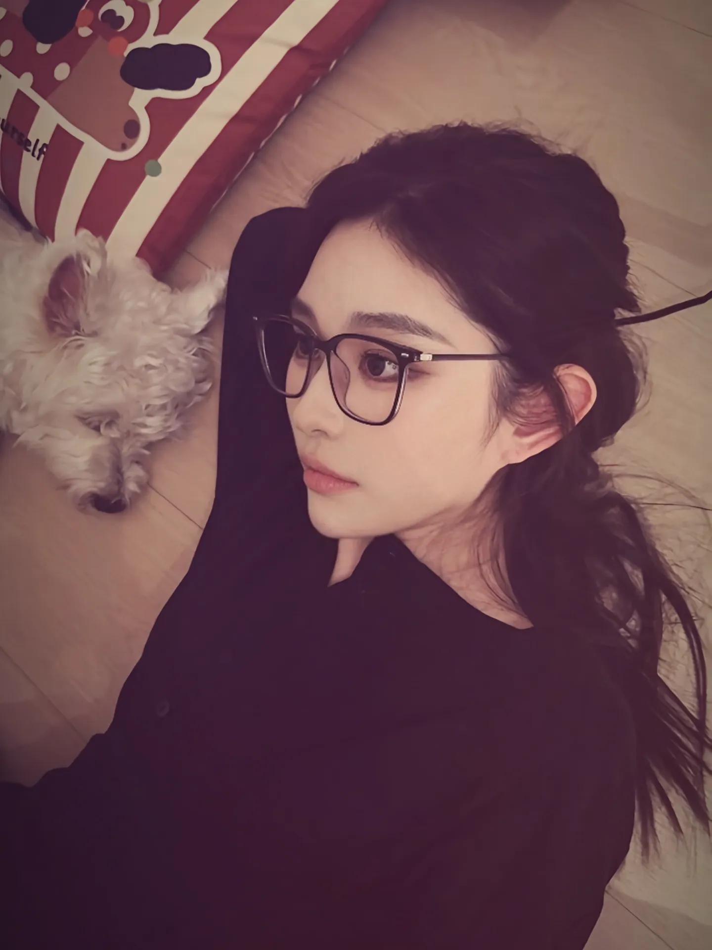 王奕眼镜高智感 王奕这个怼脸视角互动感大片！眼镜高智感绝了好米好萌啊