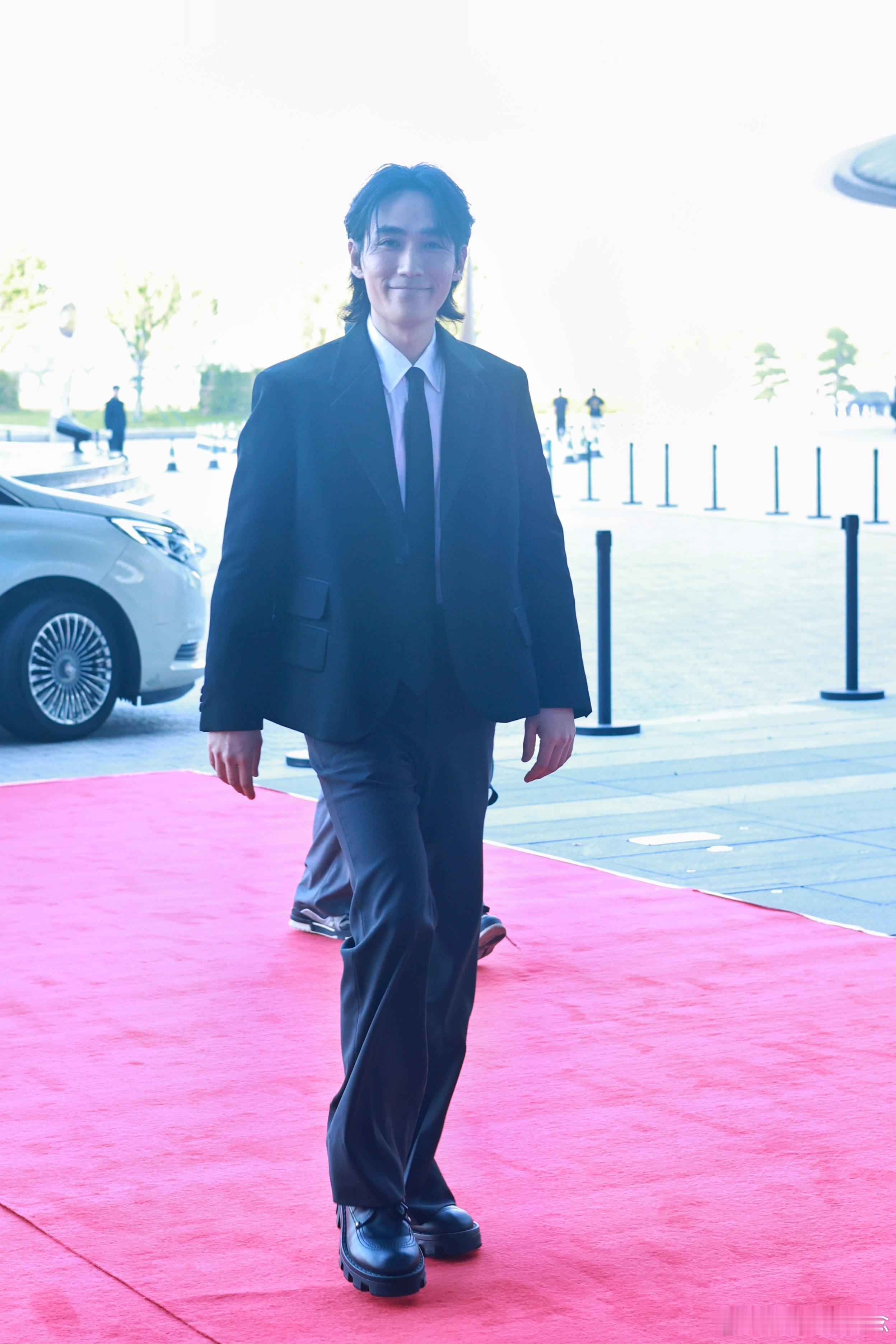 #中国导演年会是在烟台办吗##易烊千玺提名2022年导协年度男演员# 在线羡慕每