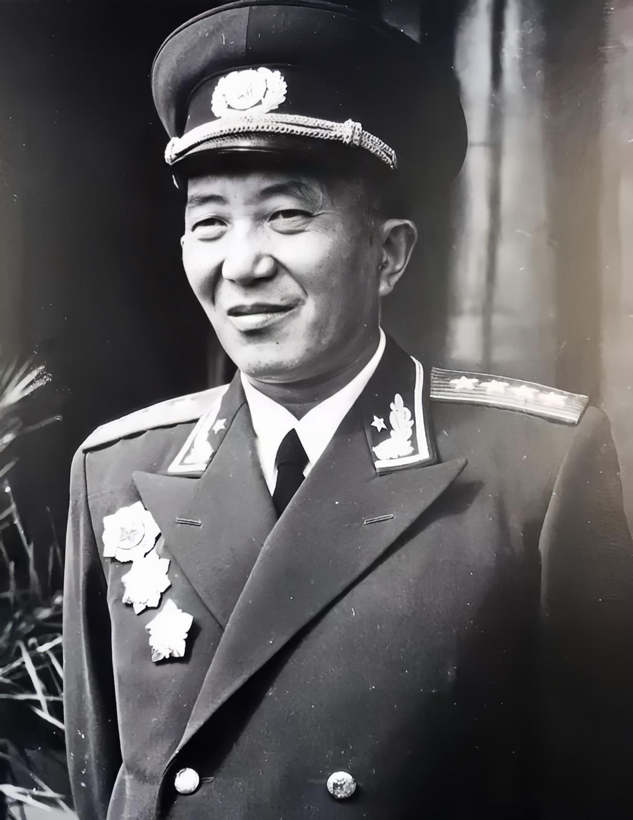1958年公安部长罗瑞卿大将到上海某派出所视察，听说所长也姓罗，罗瑞卿笑着说，我