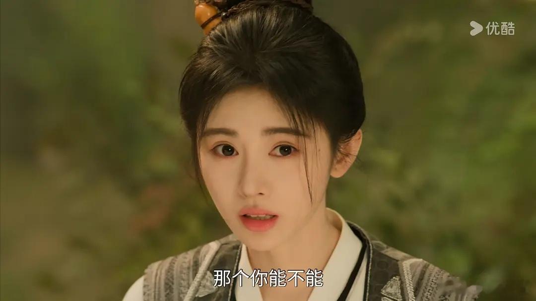 鞠婧祎千香造型，依旧万年龙须刘海 