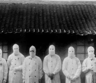 1938 年，为了满足自己对女性生殖构造的好奇心，一鬼子军医让人把一女人使劲儿摁