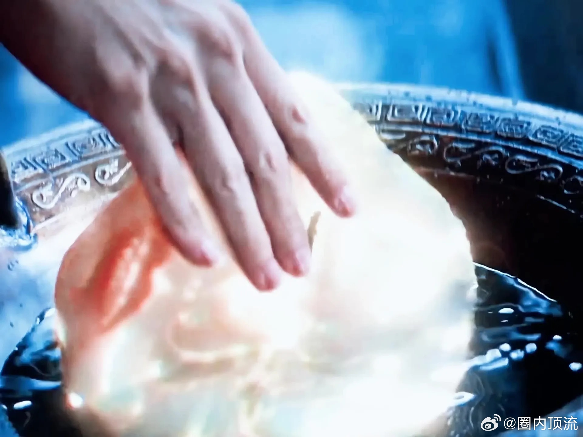 曾舜晞对镜画皮海报曾舜晞对镜画皮曾舜晞对镜画皮海报，武拾光可以画皮成任何人的样子