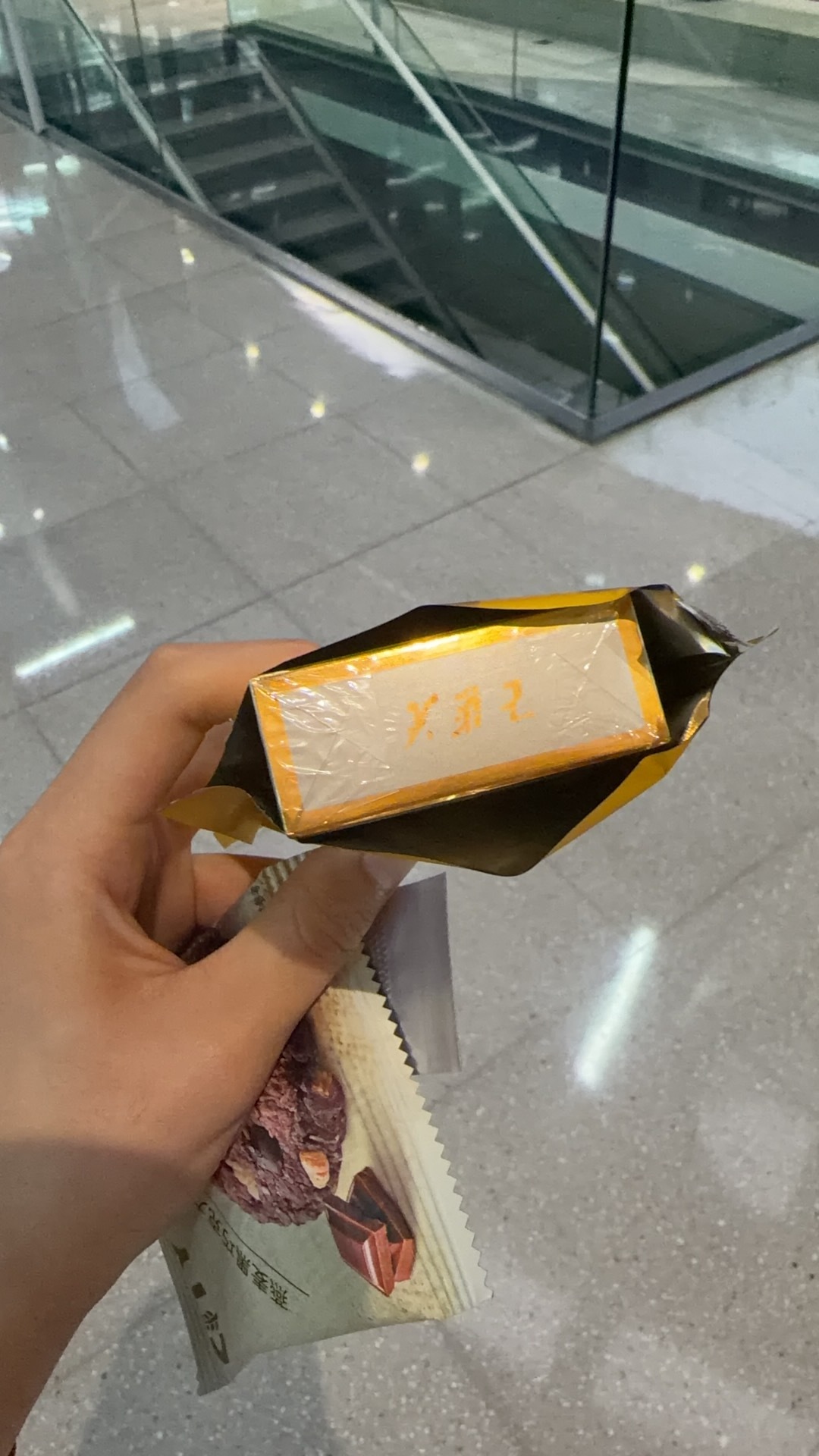人无语的时候真的会笑，我以为是什么高级饼干观望了两天终于买了，一撕开是包芙蓉王，