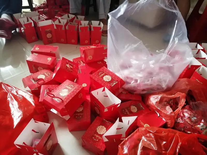 湖南婚礼现场老丈人退彩礼：18.8万只收100元，新郎回应：都是普通家庭，回门时