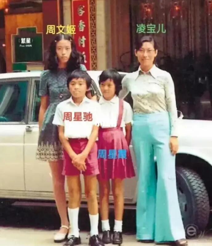 一九七二年街头，一家人拍了全家福